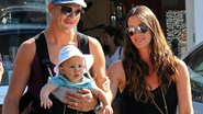 Alanis Morissette com o filho, Ever, e o marido, Mario - Splash News