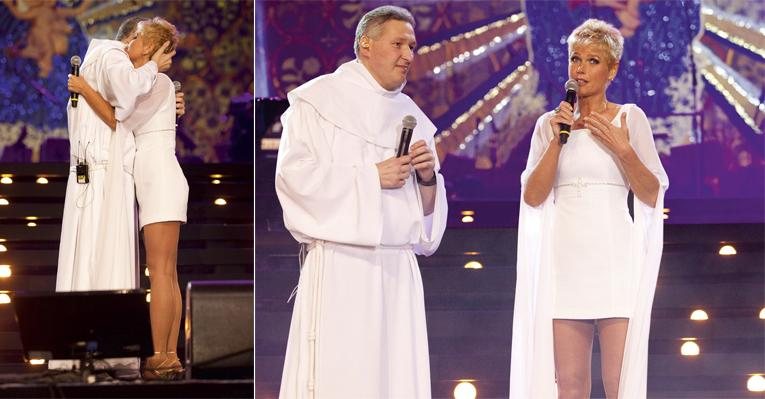 Em São Paulo, o sacerdote recebe um abraço carinhoso da amiga Xuxa por seus 45 anos. A dupla interpreta a canção Bem Aventurança. - Fabiano Cerchiari