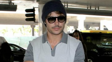 Zac Efron de bigode - The Grosby Group