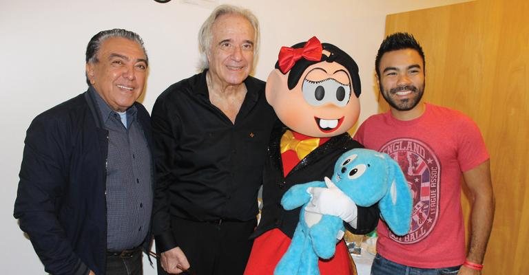 Em concerto, Mauricio de Sousa apresenta desenho inspirado no maestro João Carlos Martins, ao lado da personagem Mônica e de seu filho Mauro Sousa, em SP.