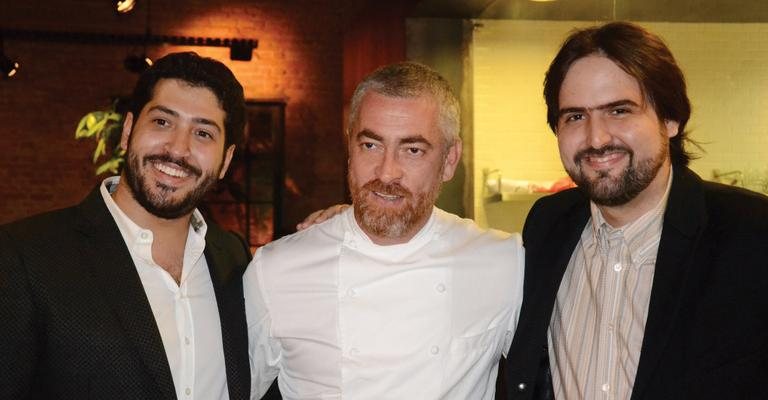 No restaurante de Benny Goldenberg, o chef Alex Atala assina menu de jantar da ONG Banco de Alimentos organizado por Felipe Burattini, em SP.