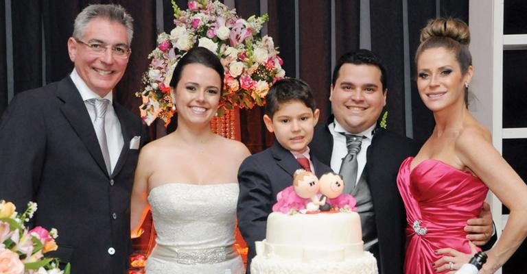 Com o amado, Carlos Lima Jr., e o herdeiro, Pedro, a apresentadora Gigi Monteiro, à dir., felicita os noivos, Ariane Cristine Nunes de Faria, sua prima, e Thiago Vilela, em Mogi das Cruzes, SP.