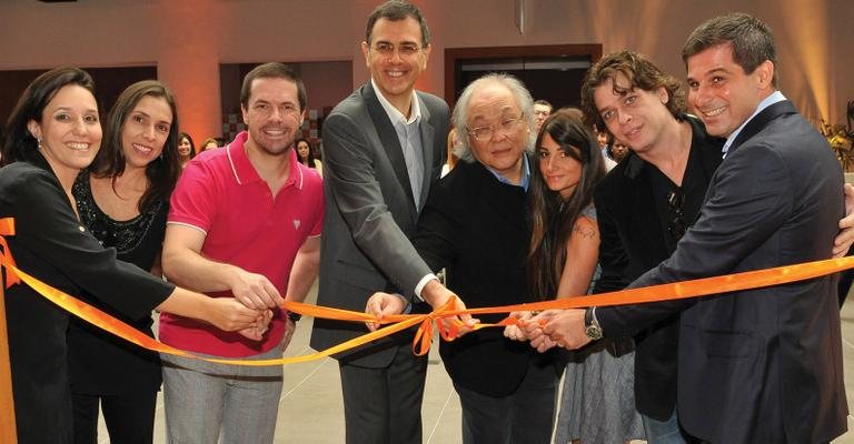 Wandreza Ferreira, o casal Patricia e Pedro Mariano, Américo Figueiredo, Ricardo Ohtake, Karina Tavares com o amado, Fabio Assunção, e Sergio Chaia inauguram unidade de instituto, em SP.