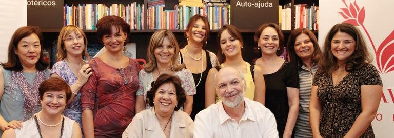 As organizadoras do livro, Nuria Torrents, 2a em pé, e Maria Elci Spaccaquerche, ao centro, sentada, e os autores Beth Haga, Ana Maria Galrão Rios, Leda P. Seixas, Irene Gaesta Arcuri, a filha Raissa Arcuri, Vera Helena de Moraes Barros, Sonia Blota