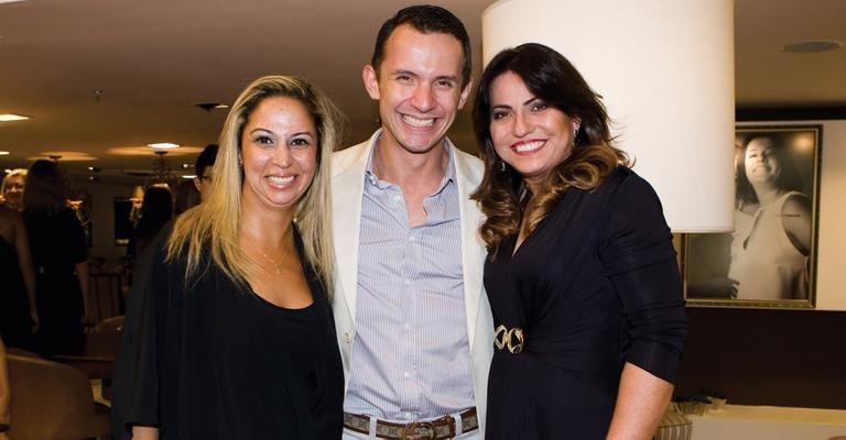 As arquitetas Elaine Alberico e Laura Cristina Soares com Daniel Pegoraro em lançamento de coleção de marca de móveis, em SP.