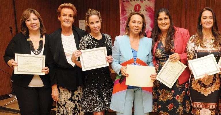 Sandra Regina Gomes, 5ª da esq. para a dir., é eleita presidente da Organização Brasileira das Mulheres Empresárias em São Paulo e é prestigiada por Gislaine Carbinato, Andrée Ridder, Ana Paula Junqueira, Adelina Silveira Alcantara Machado e Claudia