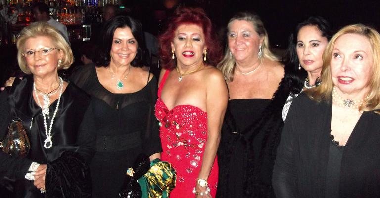 Vera Barione, Netinha Mendes Carvalho, Irma Fenólio, Marineida Basano e Tânia Van Del Morel aplaudem o show de Desirée Spolidoro, de vermelho, na capital paulista.