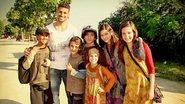 Cauã Reymond com o elenco infantil de 'Avenida Brasil' - Divulgação/ Globo