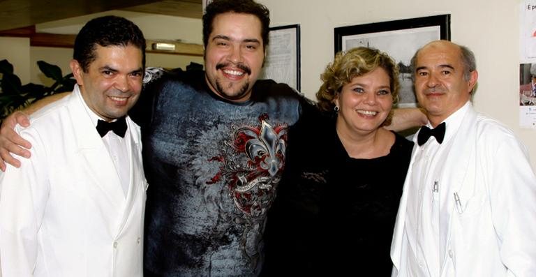 Tiago Abravane e sua mãe, Cíntia Abravanel, são 'tietados' em restaurante paulistano - Marcos Ribas / Photo Rio News