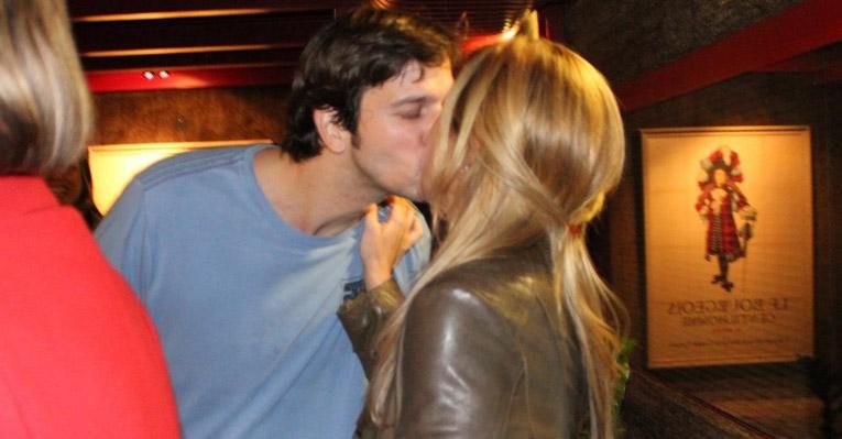 Vladimir Brichta ganha beijinho da esposa Adriana Esteves - Fausto Candelária / AgNews