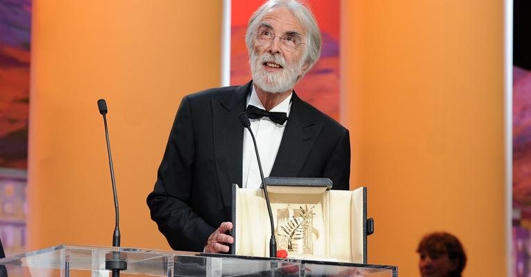 O diretor Michael Haneke recebe a Palma de Ouro pelo filme 'Amour' - Getty Images