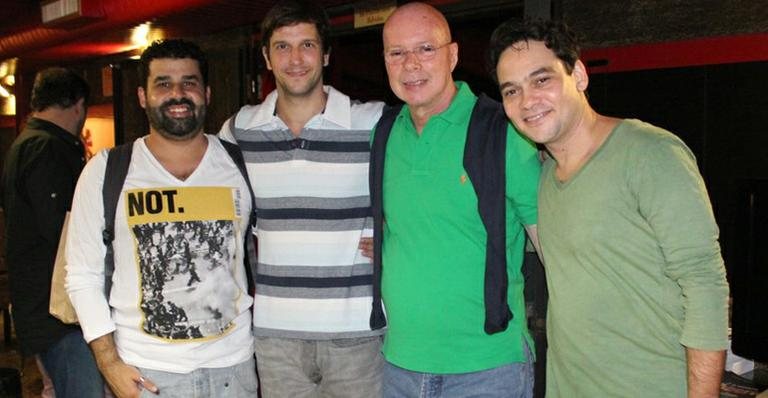 Vladimir Brichta recebe Gilberto Braga na plateia de seu espetáculo teatral 'Arte' - Fausto Candelária / AgNews