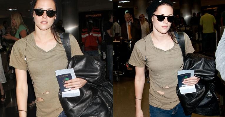 Kristen Stewart aparece com camiseta rasgada em Los Angeles, nos Estados Unidos - Reprodução/Grosby Group