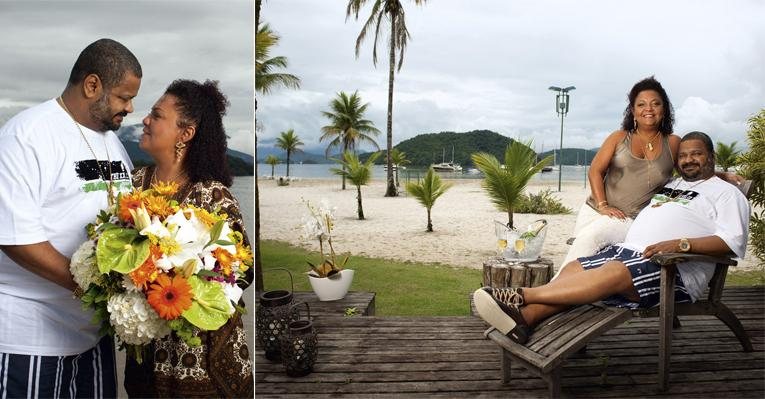 O casal desfruta da bucólica paisagem de Angra, litoral fluminense. Sem os dois filhos,  exercem o romantismo com flores e olhares. - Selmy Yassuda