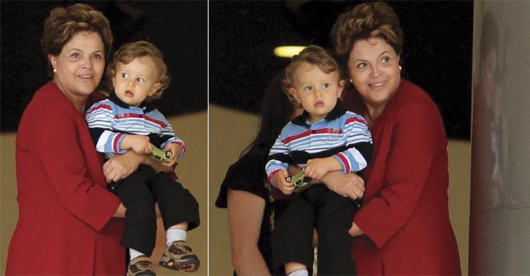 Coruja, Dilma Rousseff cuida do pequeno Gabriel enquanto os pais dele curtem uma semana em viagem de férias. A dupla assiste à troca de guarda no Palácio do Planalto. - Dida Sampaio