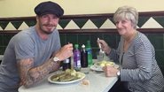 David Beckham com a mãe, Sandra, em Londres - Reprodução/Facebook