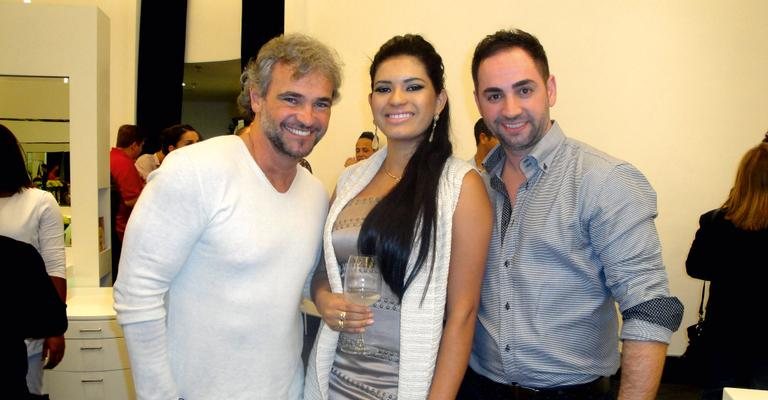 Mateus Carrieri, Luciana Marinho e Bruno Di Maglio confraternizam na reabertura de salão de beleza, em SP.