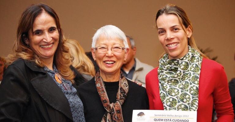 Tomiko Born (ao centro) dá palestra em seminário promovido pelo Projeto Velho Amigo, de Regina Helou e Regininha Moraes Waib, SP.