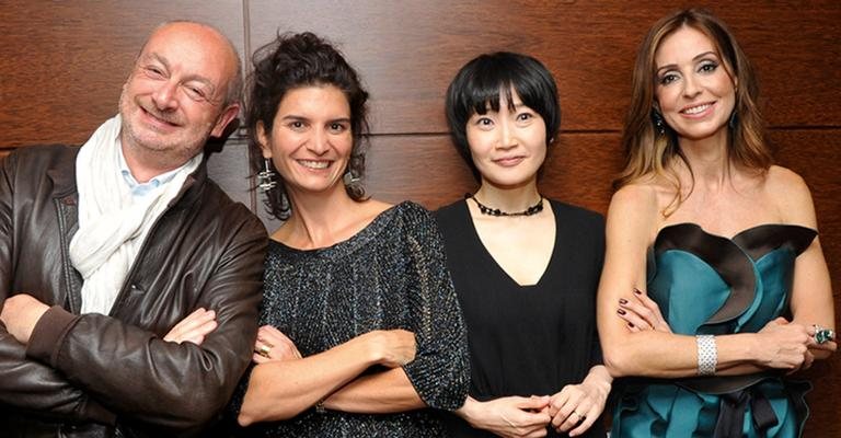 A arquiteta Fernanda Marques, à dir., oferece jantar ao designer e arquiteto Piero Lissoni e às curadoras Fernanda Feitosa e Yoshimi Chinzei, em São Paulo.