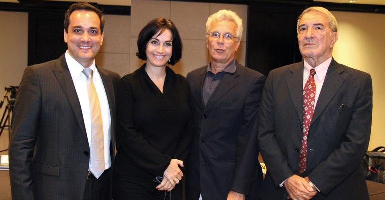 O reitor Roberto Miranda, a jornalista Claudia Matarazzo e os consultores Mario Ameni e Roberto Lira reúnem-se durante evento, em SP.