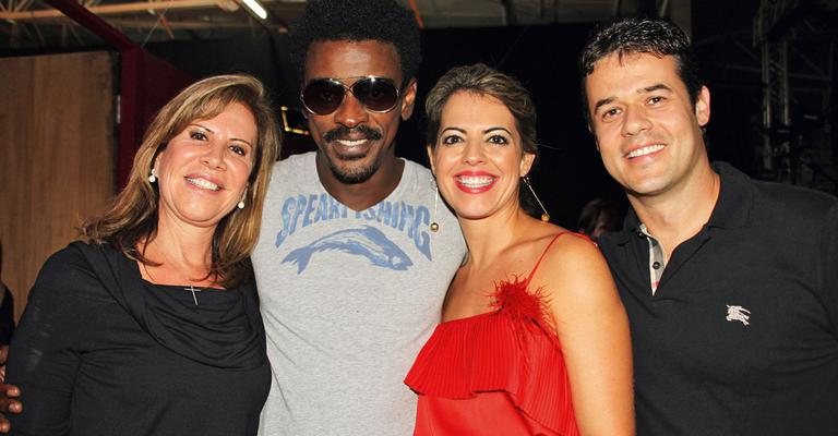 O músico Seu Jorge entre Flavia Leão, Emmanuele Louza e Salvador Neto em evento de shopping, Goiânia.