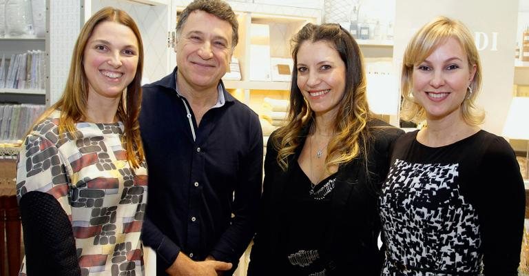 As empresárias Camila e Joseane Dallabona ladeiam o diretor de criação Alberto Codonho e a estilista Karina Kulig em inauguração de seu espaço exclusivo em loja de enxovais, em Curitiba.