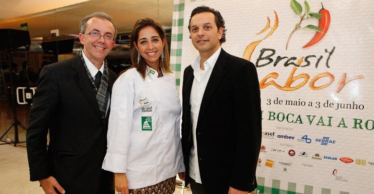 Luciano Ferreira Bartolomeu, Juliana Vosnika e Marcelo Woellner Pereira brindam durante evento gastronômico em Curitiba.