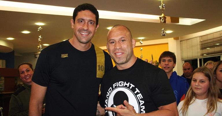 Gustavo Borges celebra os dez anos de sua academia com Wanderlei Silva, em Curitiba.