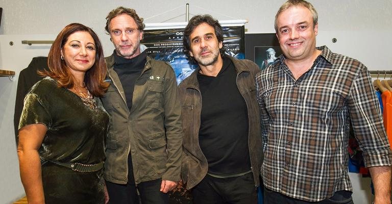 Diretor do filme, Marcos Prado, 3º da esq. p/ a dir., é felicitado por Graziela Fuzzo, Oskar Metsavaht e Paulo Freitas Santos antes de préestreia em shopping de Curitiba.