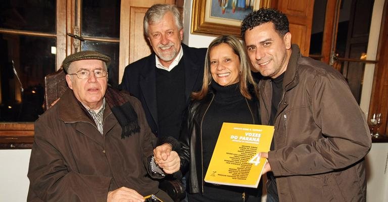 O escritor Aroldo Murá Gomes Haygert é prestigiado pelo casal Jorge Samek e Maria Olivia Samek e por Gilmar Piolla no lançamento de seu livro, em Curitiba.