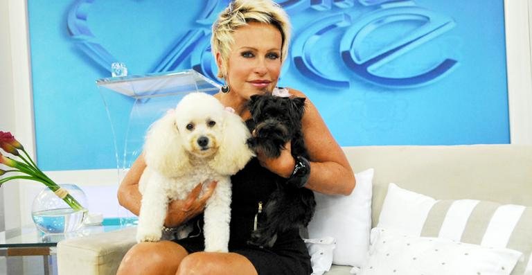 Ana Maria Braga e os cachorros Belinha e Sombrinha - TV Globo / João Miguel Júnior