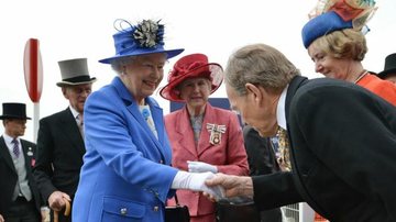 Rainha Elizabeth chega ao Epsom Racecourse - Getty Images