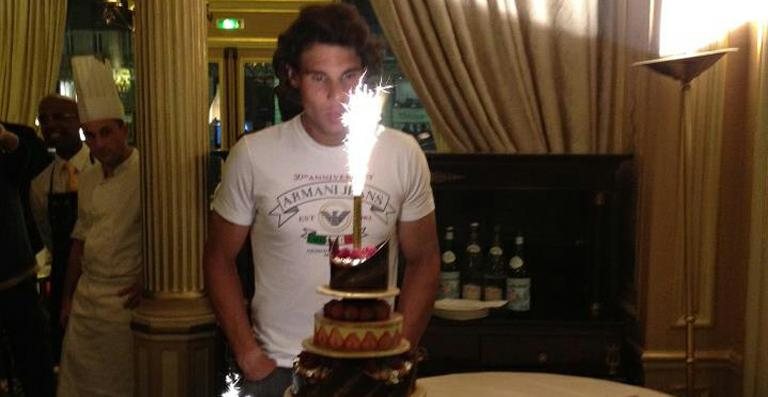 Rafael Nadal apaga vela de seu 26º aniversário, em Paris, na França - Reprodução/Facebook