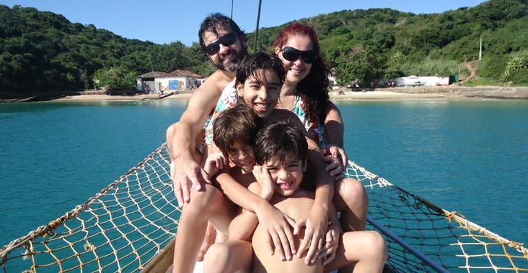 Matheus Costa com os pais, Leila e Alex, e os irmãos, Davi e Gabriel - Divulgação