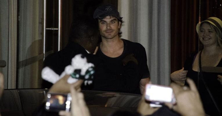 Cercado de fãs, Ian Somerhalder se despede do Rio de Janeiro - Thiago Ribeiro / AgNews