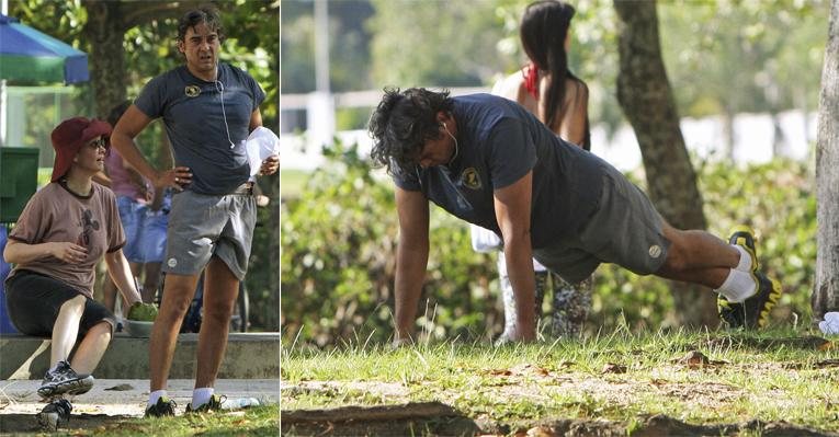 O ator, que vive o divertido Cadinho em Avenida Brasil, se exercita na companhia da mulher, com quem está há 19 anos e tem um fiho, Miguel. Depois, sozinho, Alexandre faz flexão de braço. - Gil Rodrigues