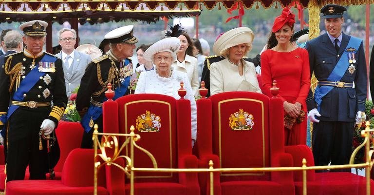 A bordo do Spirit of Chartwell, Elizabeth II festeja entre Charles, Philip, Camilla, Kate e William. - reuters