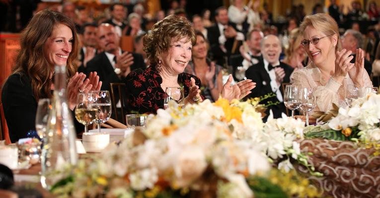 A homenageada Shirley MacLaine cercada por Meryl Streep e Julia Roberts - Getty Images