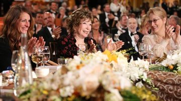 A homenageada Shirley MacLaine cercada por Meryl Streep e Julia Roberts - Getty Images