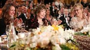 A homenageada Shirley MacLaine cercada por Meryl Streep e Julia Roberts - Getty Images