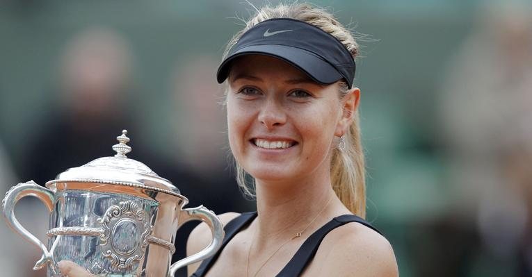 Maria Sharapova com o troféu após vencer o Aberto da França - Reuters