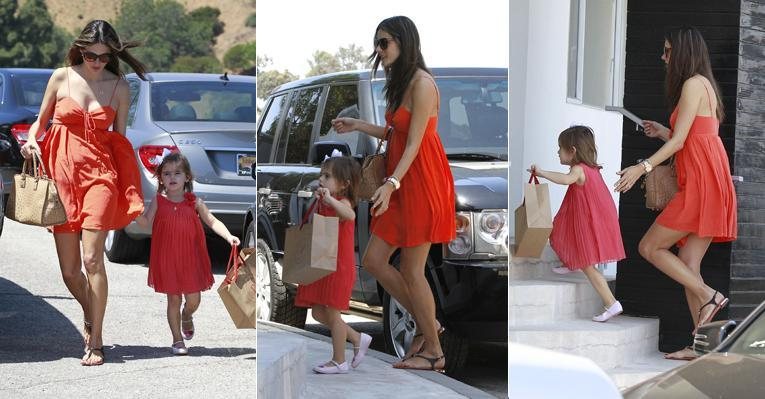 Alessandra Ambrosio e sua filha mais velha, Anja Louise, vão de vermelho à festa de aniversário - Reprodução/Grosby Group