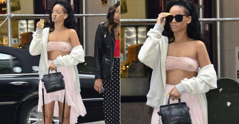 Rihanna abusa na transparência de top durante passeio por Nova York, nos Estados Unidos - Reprodução/Grosby Group