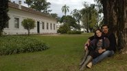 Em Bagé para filmar O Tempo e o Vento, o casal exalta seu amor diante de casarão datado de 1820. - Liane Neves