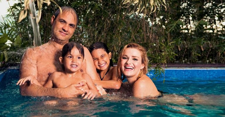 A alegria de Nanda e Alexandre na piscina com os filhos Valentina, de relação anterior dele, e Enrico. - Gabriel Chiarastelli