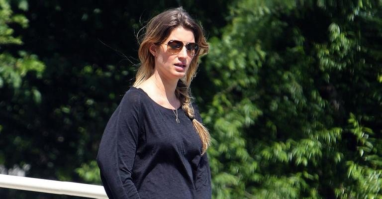 De volta aos EUA, Gisele Bündchen brinca com o herdeiro e faz mistério sobre a gravidez. - Honopix