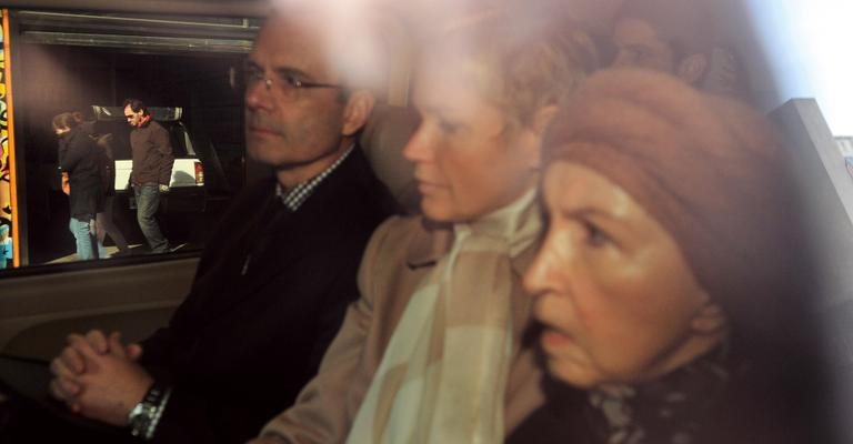 No domingo, 10, Xuxa e a mãe, de turbante, seguem para o aeroporto após 14 dias em Buenos Aires. - Grosby Group