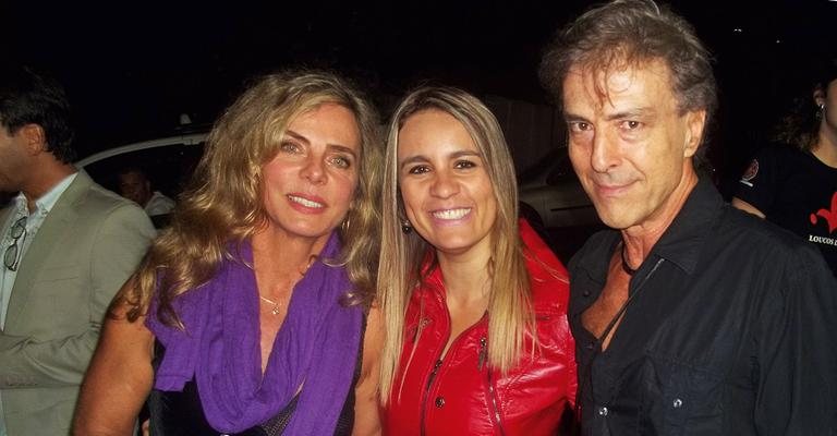 Simone Virtuosa, ao centro, tieta Bruna Lombardi e Carlos Alberto Riccelli, casal homenageado em evento, SP.