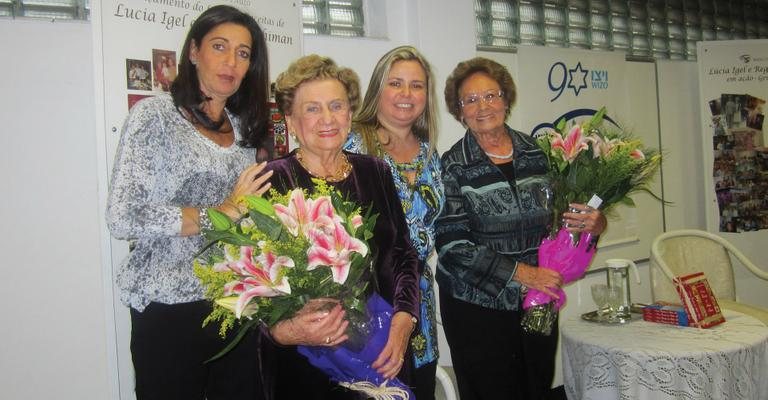 Nava Politi e Iza Mansur (3ª da esq. p/ dir.) entregam flores às autoras do livro de receitas judaicas, Lúcia Igel e Regina Fichiman, em tarde de autógrafos em prol da organização feminina Wizo, SP.