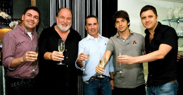 Anderson Padovani e Sílvio Sallowicz (ao centro) recebem Gilbert Stein, com o filho Jonathan Stein e o genro, o cantor Maurício Manieri, para comemoração de um ano de bistrô e bar, SP.